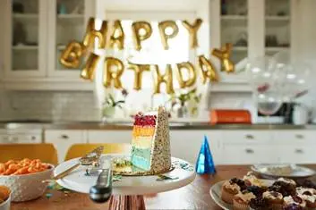 Verjaardagstaart op een tafel